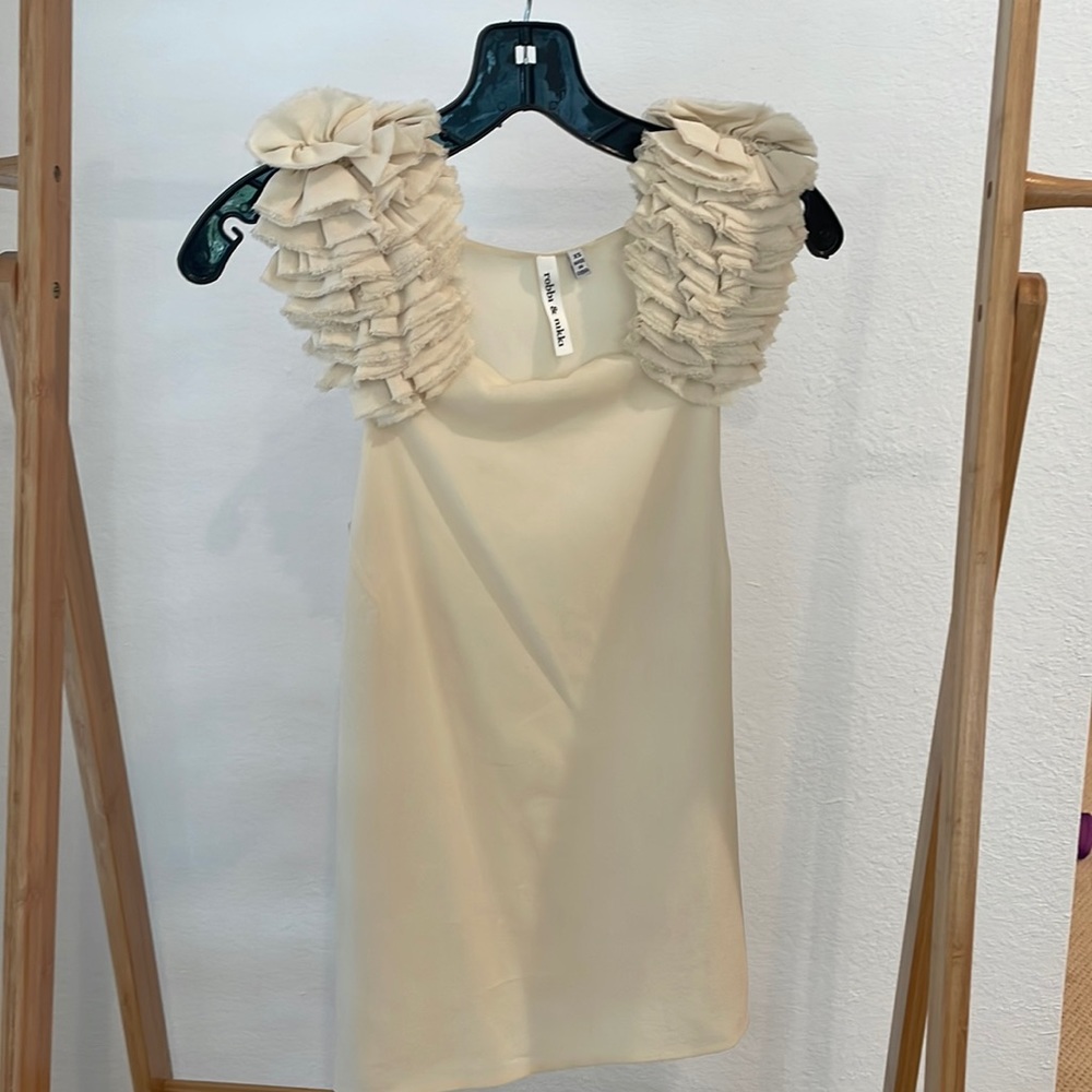 Neiman Marcus. Robbi & Nikki. Size XS. Cream silk blouse with ruffle shoulder